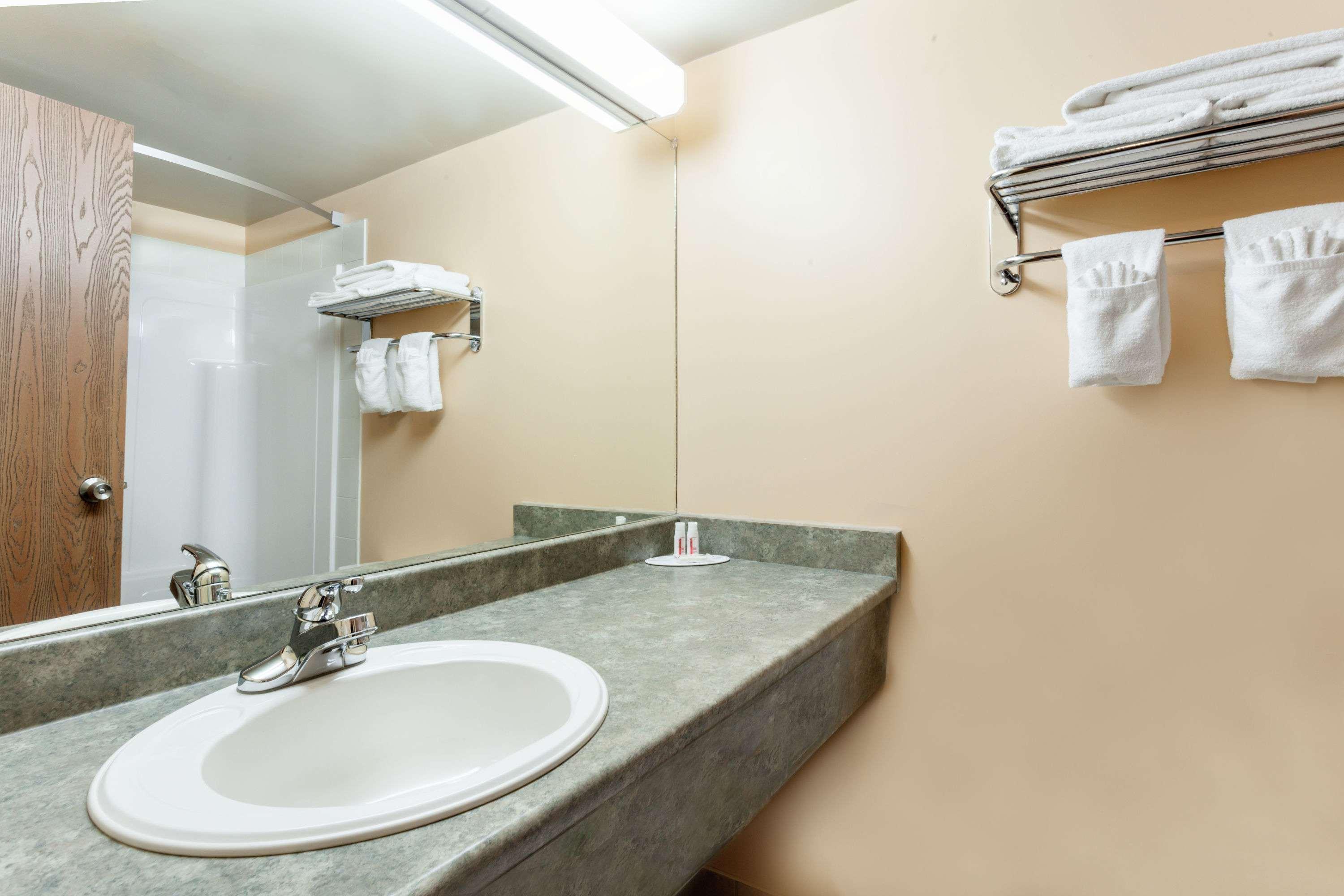 Super 8 by Wyndham Caraquet Hotel Bagian luar foto