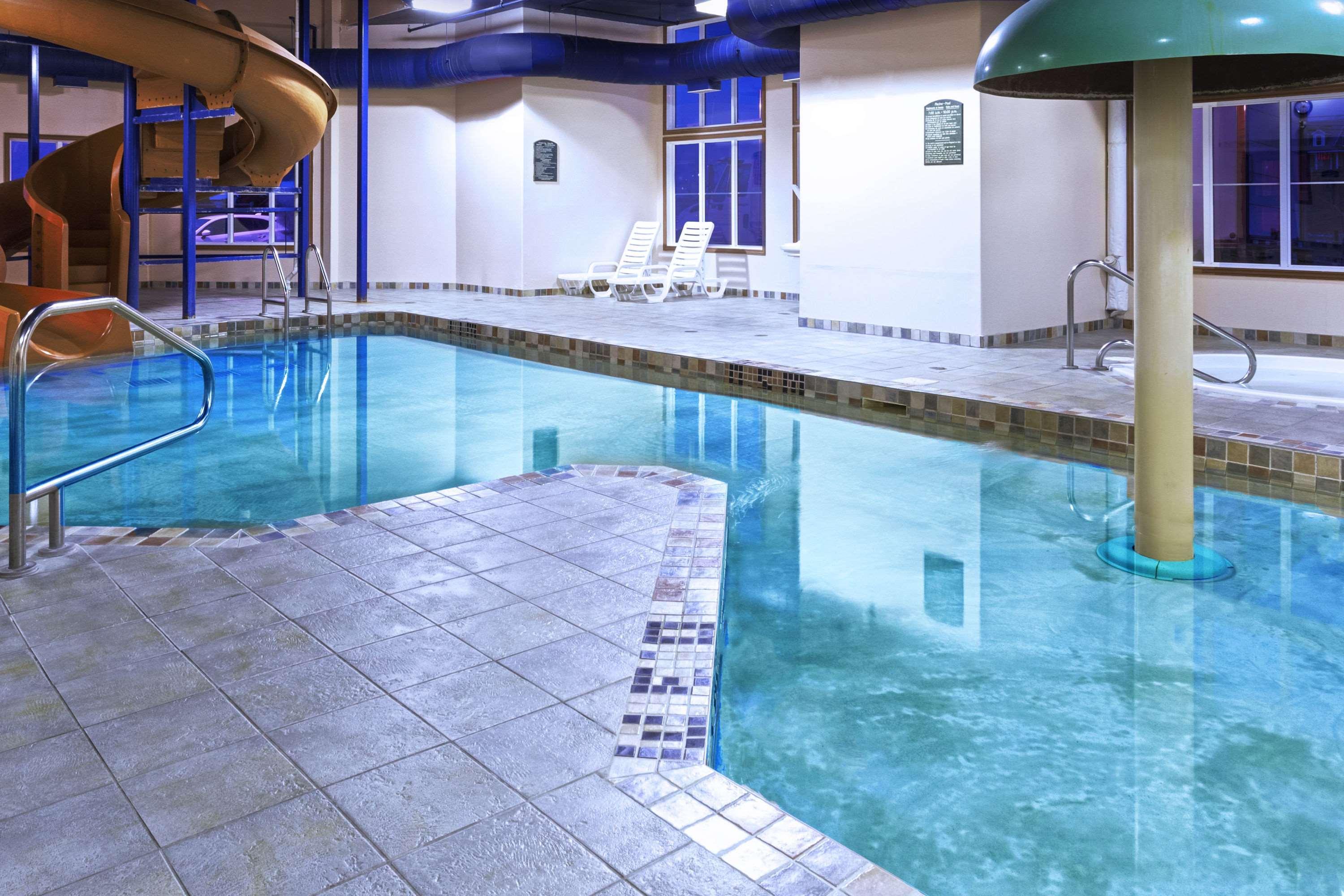 Super 8 by Wyndham Caraquet Hotel Bagian luar foto