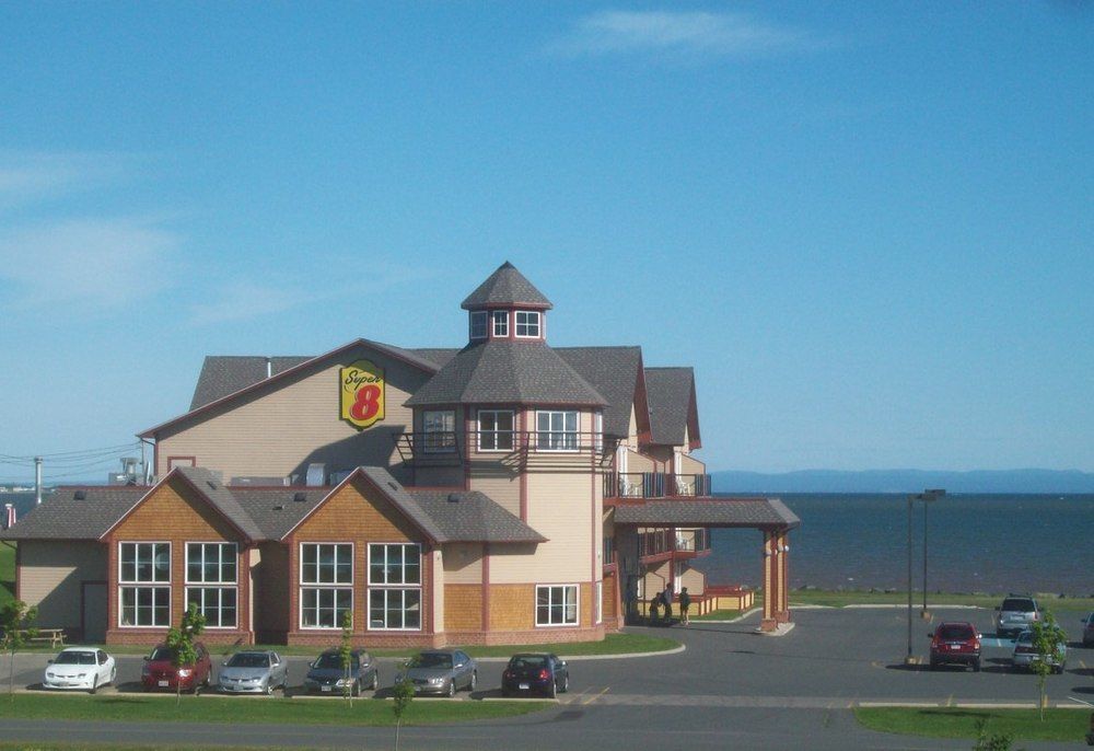 Super 8 by Wyndham Caraquet Hotel Bagian luar foto