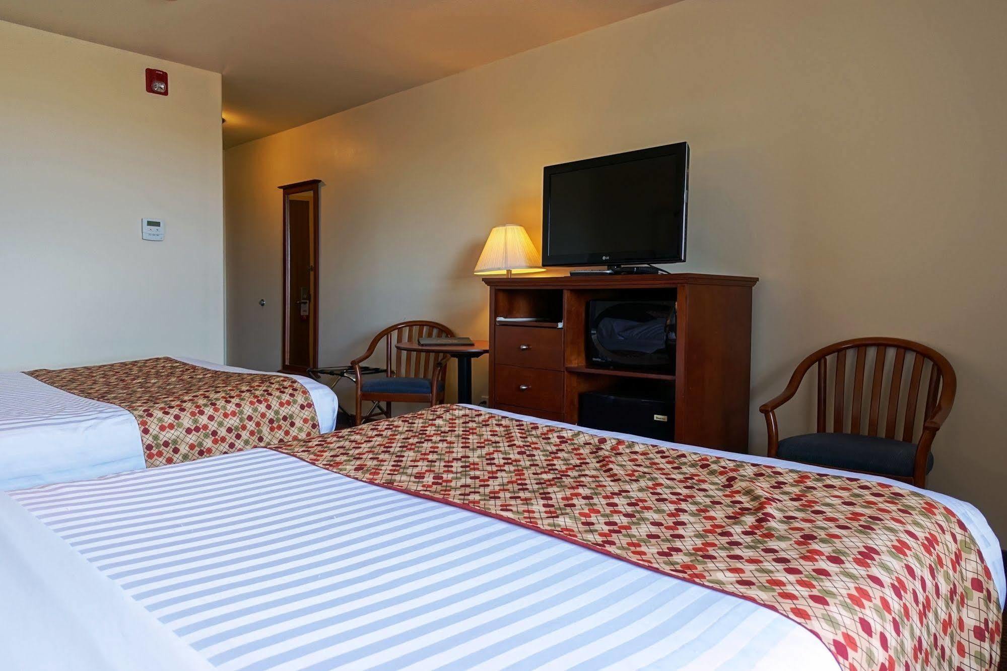 Super 8 by Wyndham Caraquet Hotel Bagian luar foto