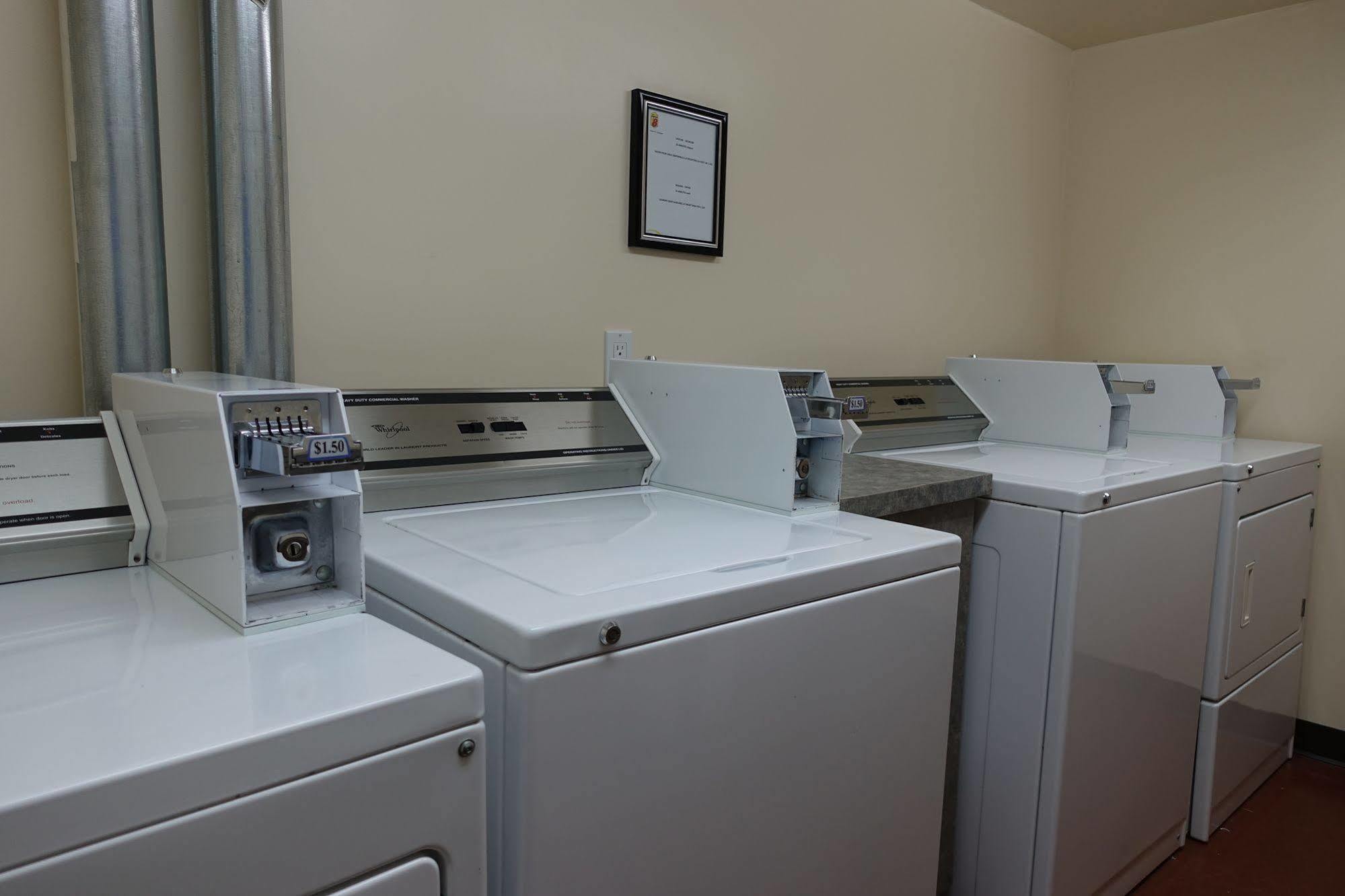 Super 8 by Wyndham Caraquet Hotel Bagian luar foto