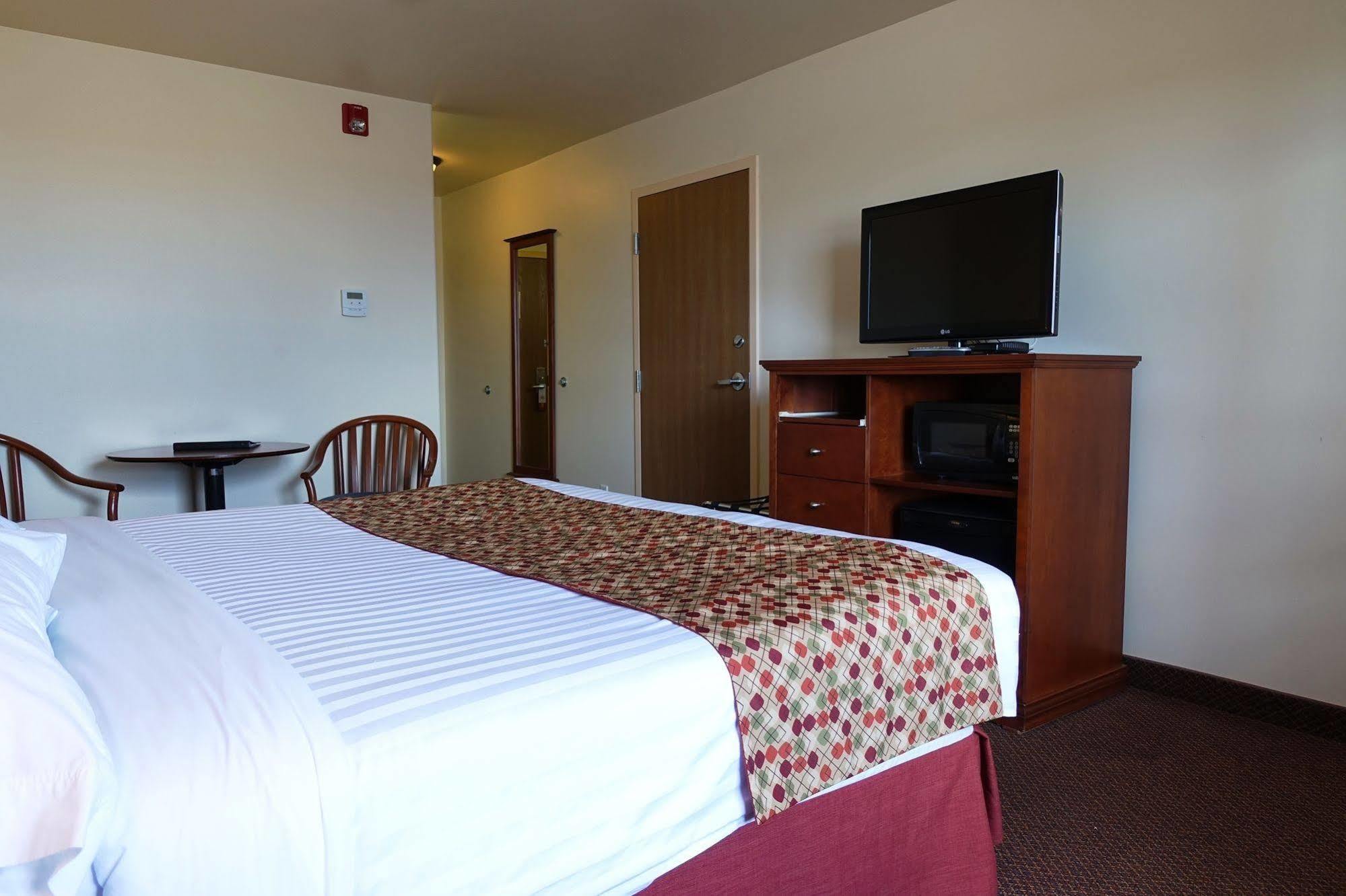 Super 8 by Wyndham Caraquet Hotel Bagian luar foto