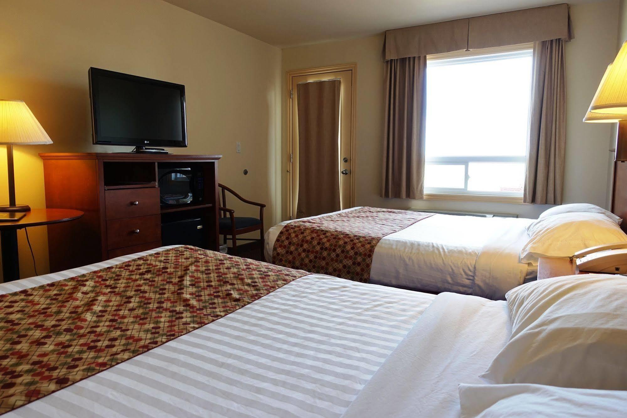 Super 8 by Wyndham Caraquet Hotel Bagian luar foto